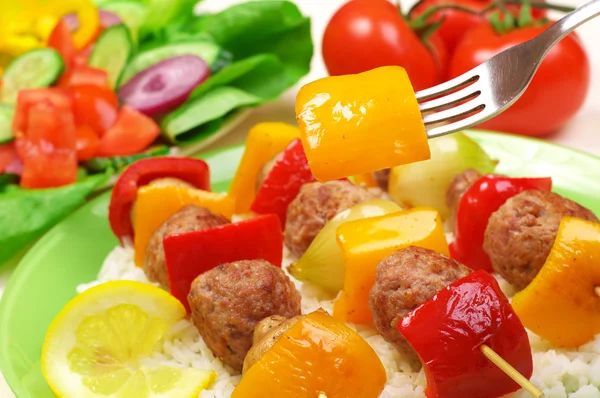 Grilled kebab and vegetables — Stock Photo, Image