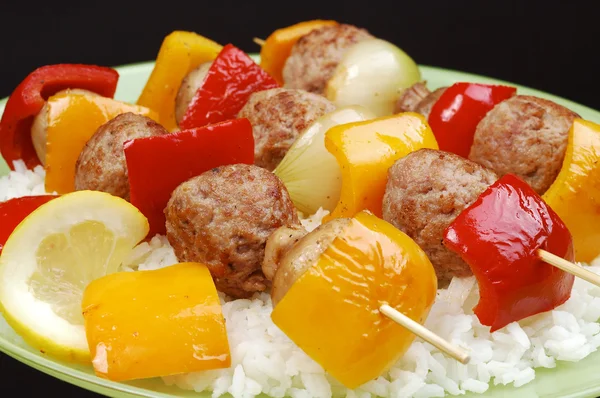 Gegrilde kebab en groenten — Stockfoto