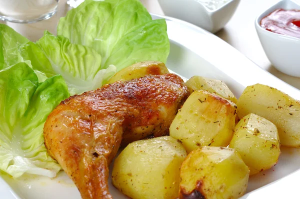 Grillezett csirke alsócomb és sült krumplival — Stock Fotó