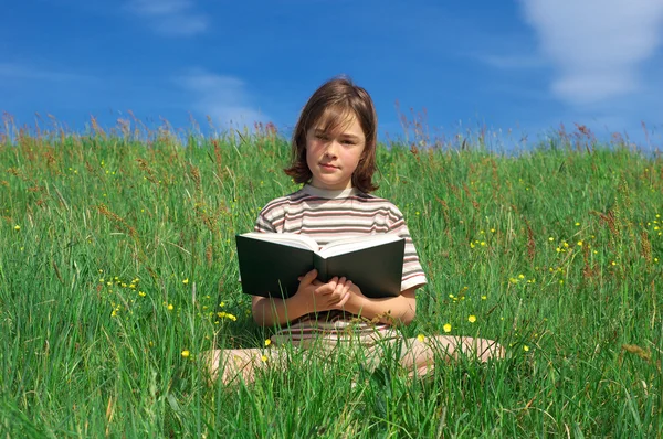 Jong meisje dat een boek leest — Stockfoto