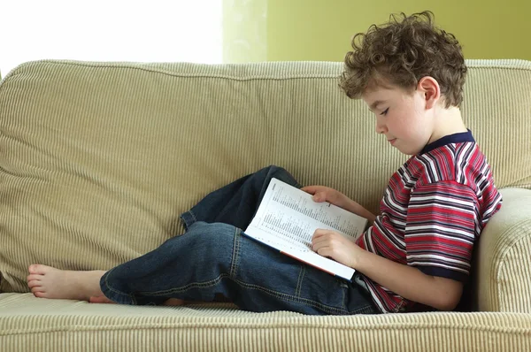 Fiatal fiú egy könyvet olvas — Stock Fotó