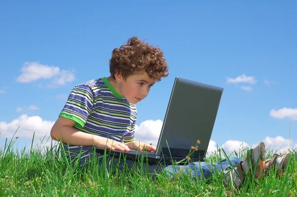 Pojke med laptop — Stockfoto