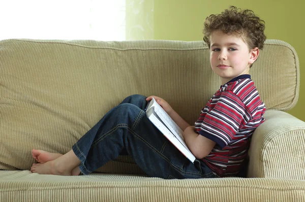 Jonge jongen lezen van een boek — Stockfoto