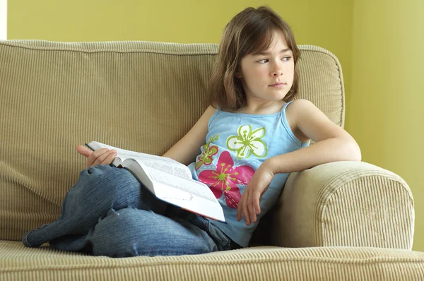 Jong meisje dat een boek leest — Stockfoto