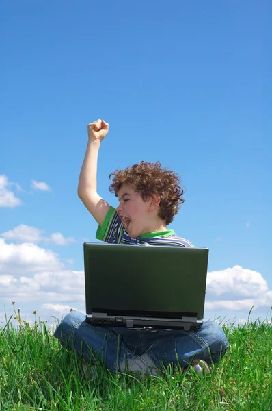 Jongen met laptop — Stockfoto