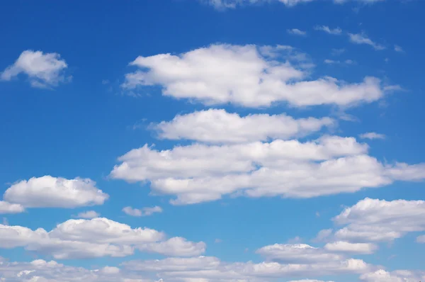 Blå himmel med hvite skyer – stockfoto