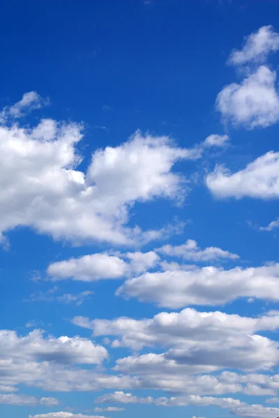 Blå himmel med hvite skyer – stockfoto