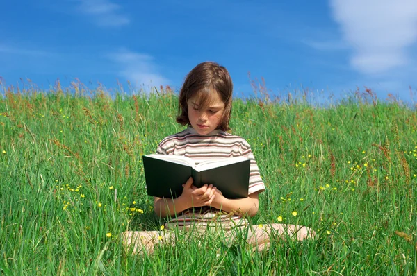 Jong meisje dat een boek leest — Stockfoto