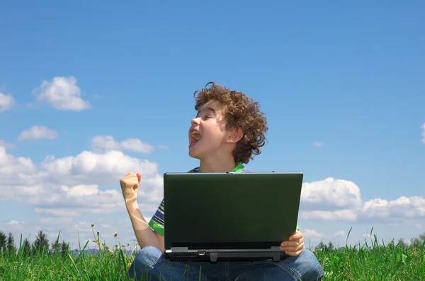 Jongen met laptop — Stockfoto