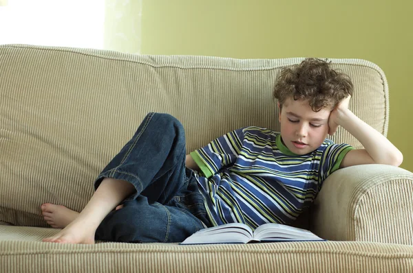 读一本书的年轻男孩 — 图库照片