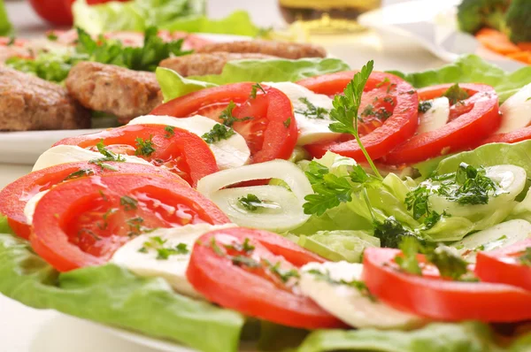 Salada fresca com mussarela e tomate — Fotografia de Stock