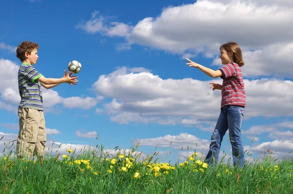 Дети играют в мяч — стоковое фото