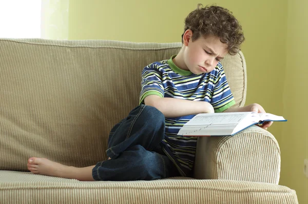 Jonge jongen lezen van een boek — Stockfoto