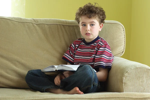 Молодий хлопчик читає книгу — стокове фото