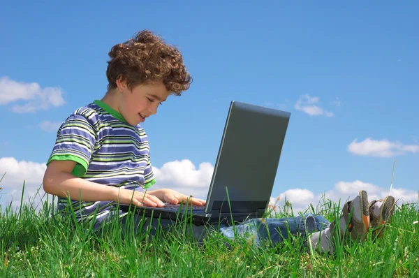 Niño con portátil — Foto de Stock