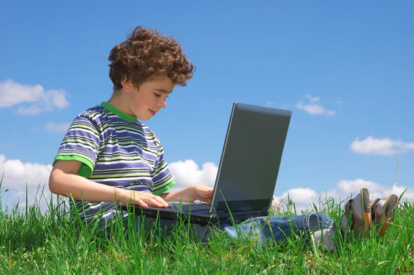 Pojke med laptop — Stockfoto