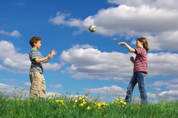 Kids playing ball outdoor — Stock Photo, Image