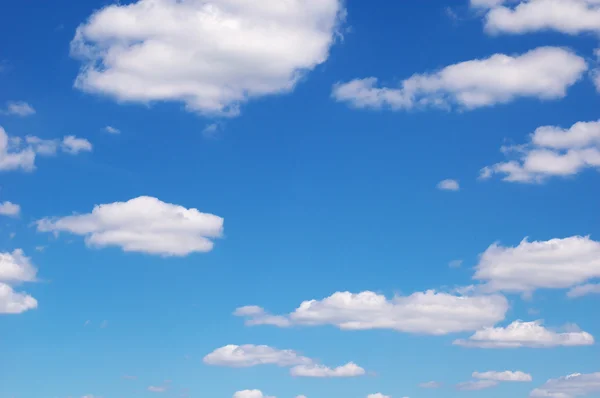 Blå himmel med hvite skyer – stockfoto