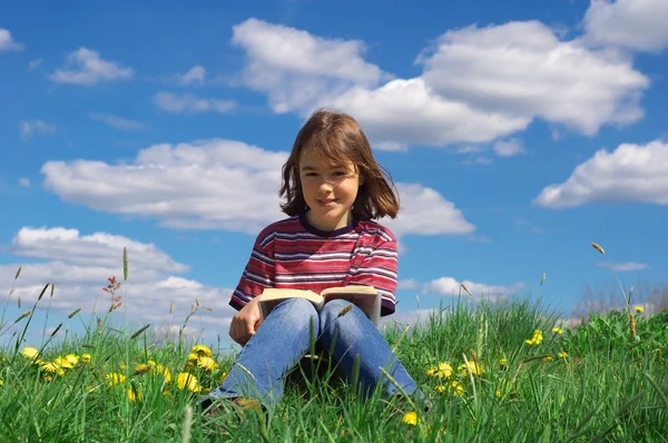 Giovane ragazza che legge un libro — Foto Stock