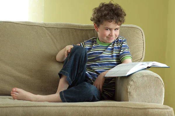 Jonge jongen lezen van een boek — Stockfoto