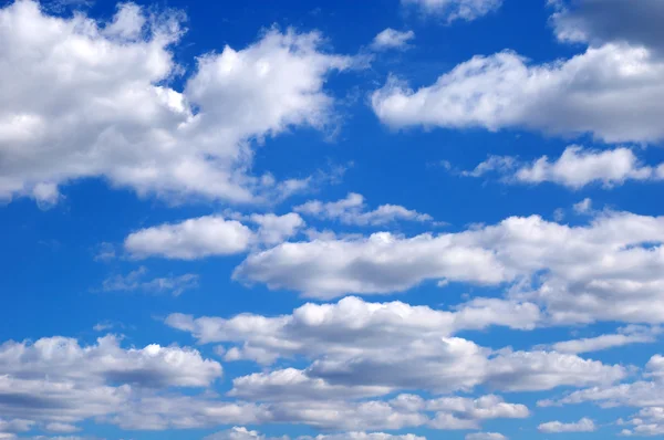 Cielo azul con nubes blancas —  Fotos de Stock