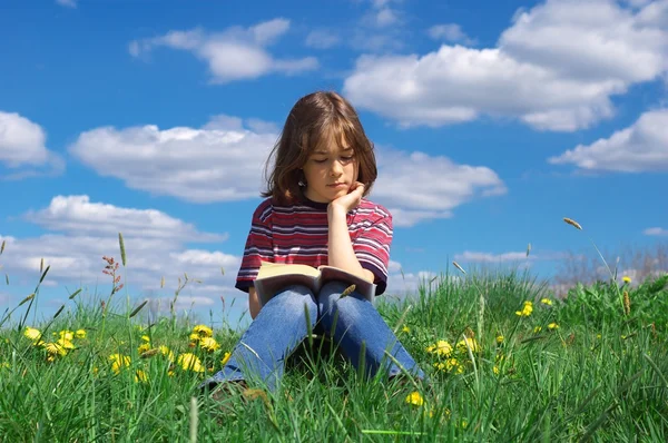 Jeune fille lisant un livre — Photo