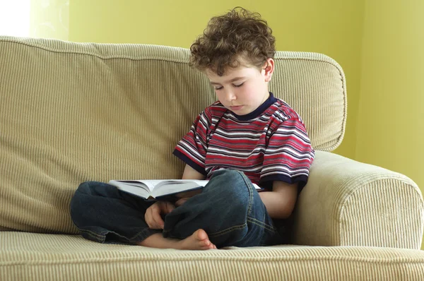 Jeune garçon lisant un livre — Photo