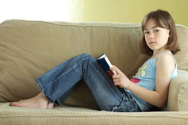 Jong meisje dat een boek leest — Stockfoto