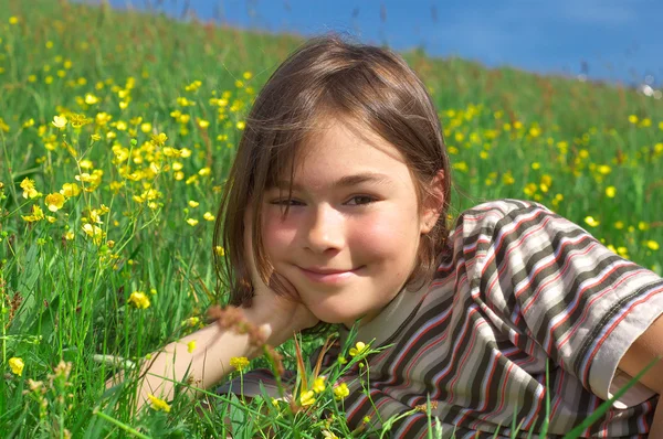 Fille couchée sur la prairie verte — Photo