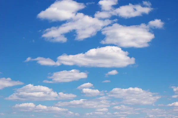 Ciel bleu avec des nuages blancs — Photo