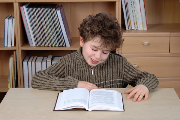 Jeune garçon lit un livre — Photo