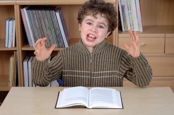 Jonge jongen is het lezen van een boek — Stockfoto