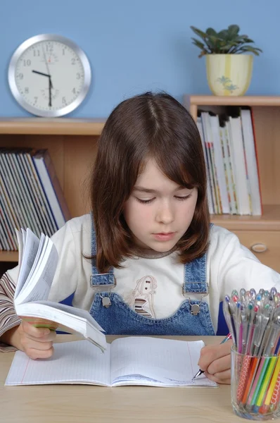 Chica haciendo la tarea —  Fotos de Stock