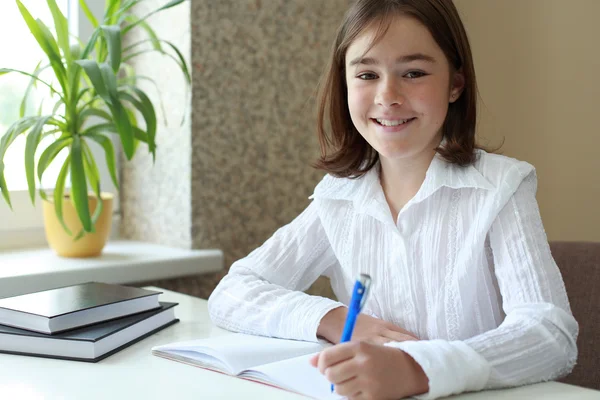 Meisje doet huiswerk — Stockfoto