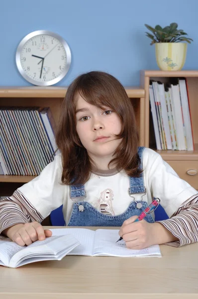 Chica haciendo la tarea —  Fotos de Stock