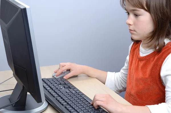 Young girl is learning computer literacy — Stock Photo, Image