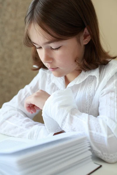 Meisje doet huiswerk — Stockfoto