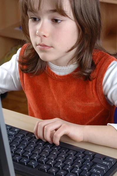 Giovane ragazza sta imparando l'alfabetizzazione informatica — Foto Stock