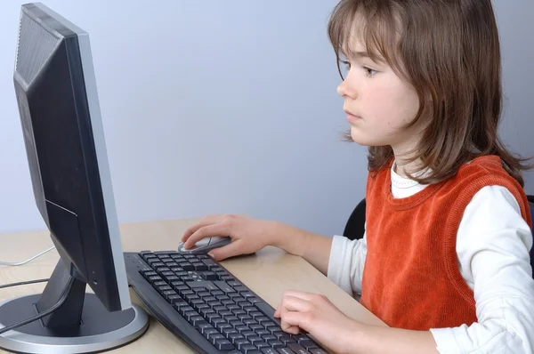 Giovane ragazza sta imparando l'alfabetizzazione informatica — Foto Stock