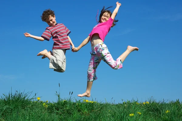 Ragazza e ragazzo salto — Foto Stock