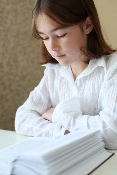 Ödev yapan kız — Stok fotoğraf