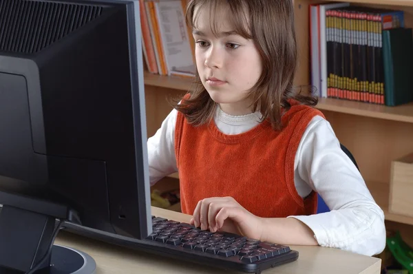 Молодая девушка учится компьютерной грамотности — стоковое фото