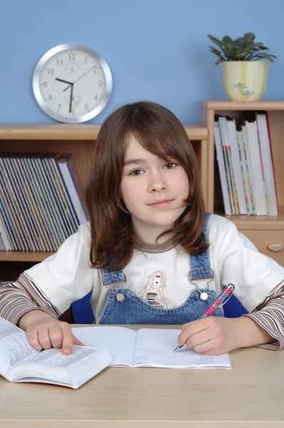 Meisje doet huiswerk — Stockfoto