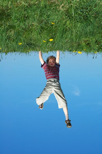 Boy jumping, running against blue sky — Stock Photo, Image