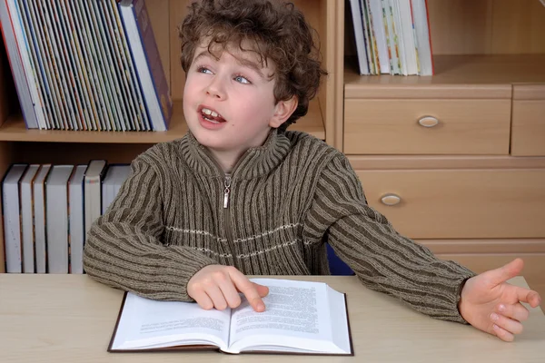 Jongen doet huiswerk — Stockfoto