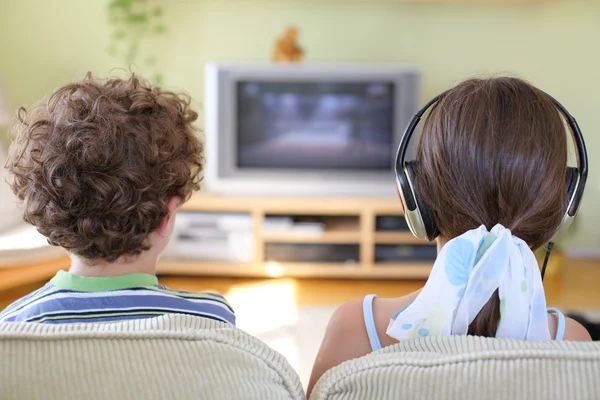 Les enfants regardent la télévision — Photo