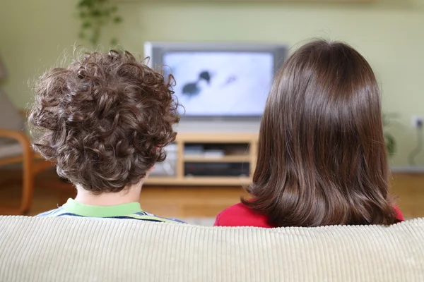 Kinderen tv kijken — Stockfoto