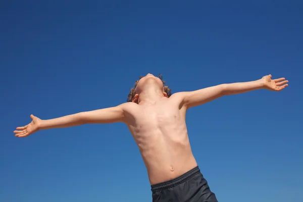 Junge spielt am Strand — Stockfoto