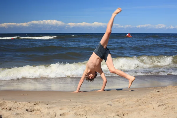 Pojke leker på stranden — Stockfoto