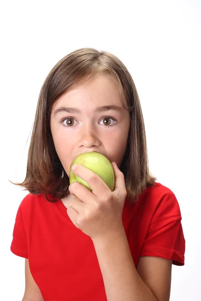 Mädchen isst Apfel — Stockfoto